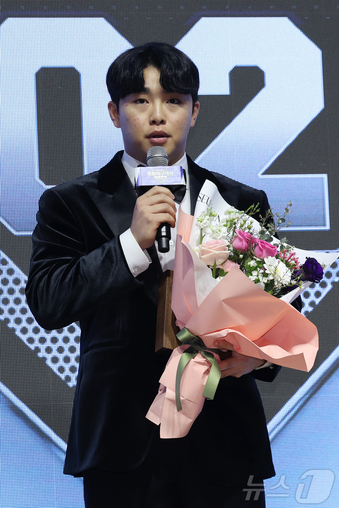 (서울=뉴스1) = 2일 오전 서울 강남구 라움아트센터에서 개최된 '2025 조아제약 프로야구 대상' 시상식에서 한화 문현빈이 점프업상을 수상하고 소감을 말하고 있다. (일간스포츠 …