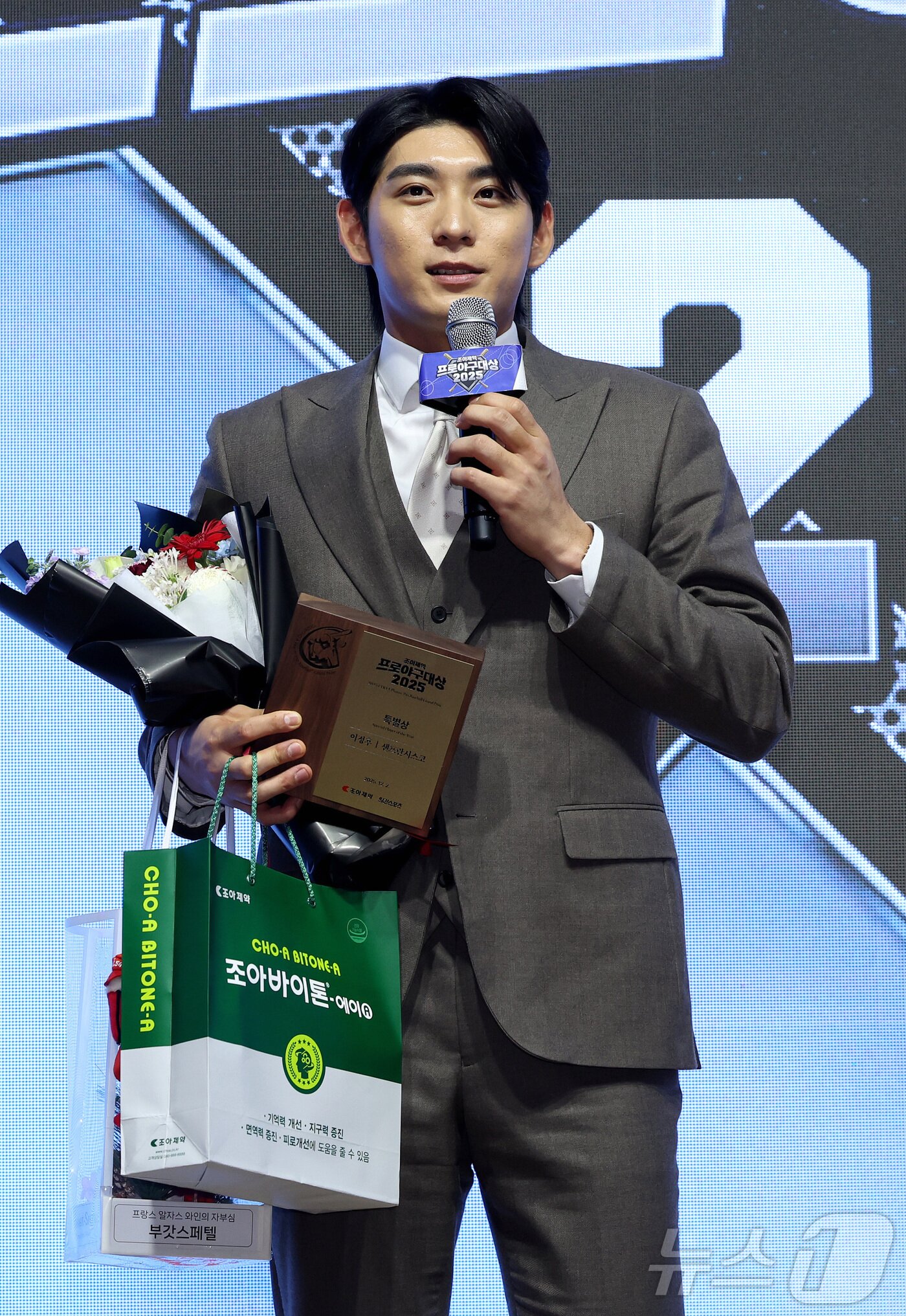 본문 이미지 - 2일 오전 서울 강남구 라움아트센터에서 개최된 &#39;2025 조아제약 프로야구 대상&#39; 시상식에서 이정후가 특별상을 수상하고 소감을 말하고 있다. &#40;일간스포츠 제공. 재판매 및 DB 금지&#41; 2025.12.2/뉴스1