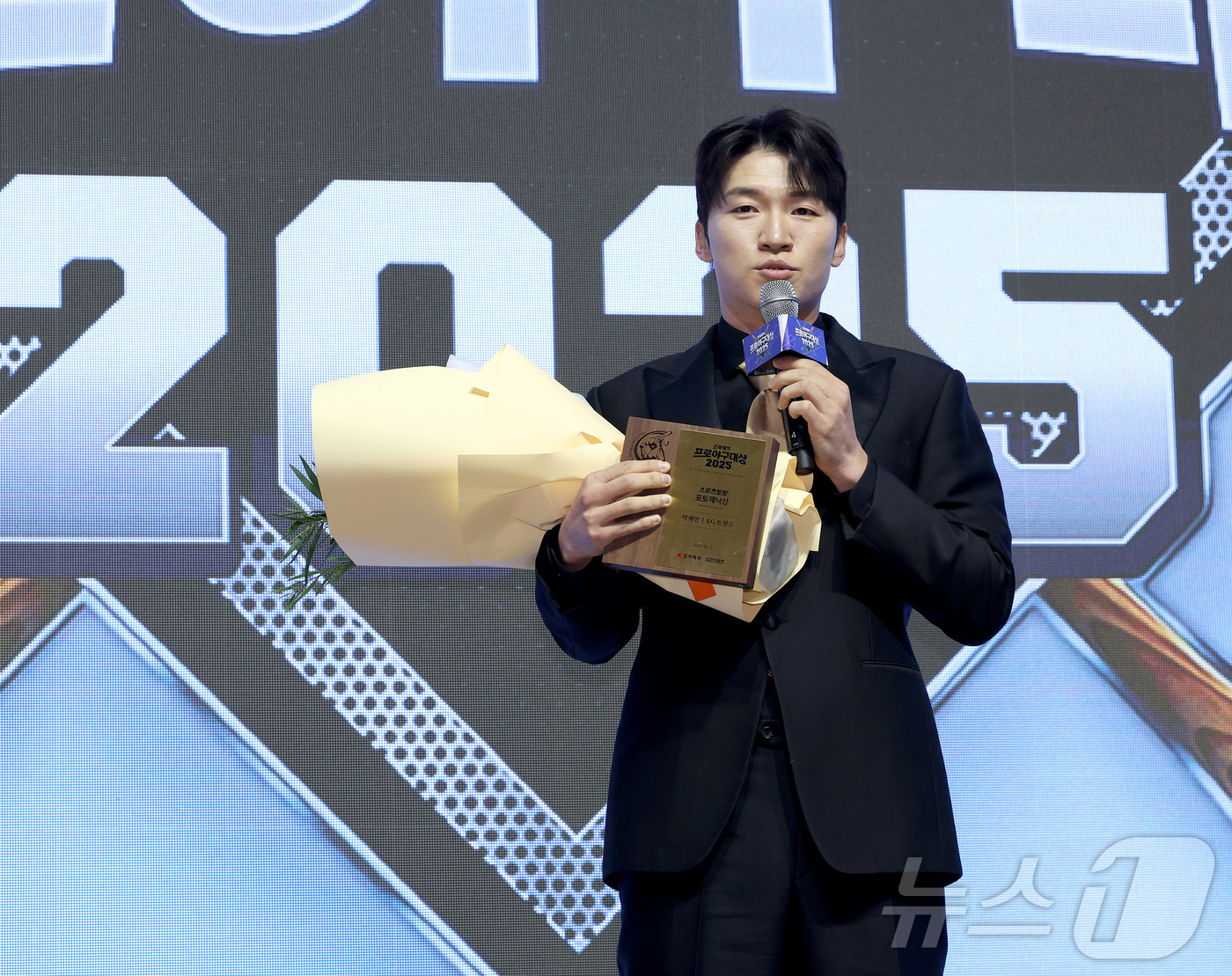 (서울=뉴스1) = 2일 오전 서울 강남구 라움아트센터에서 개최된 '2025 조아제약 프로야구 대상' 시상식에서 LG 박해민이 포토제닉상을 수상하고 소감을 말하고 있다. (일간스포 …