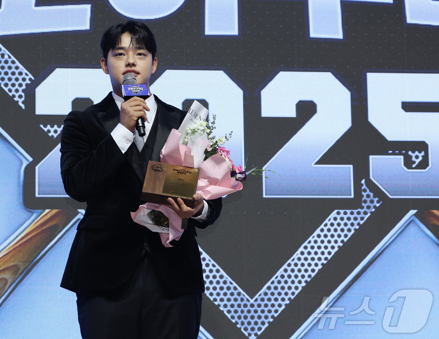 (서울=뉴스1) = 2일 오전 서울 강남구 라움아트센터에서 개최된 '2025 조아제약 프로야구 대상' 시상식에서 한화 문동주가 기록상을 수상하고 소감을 말하고 있다. (일간스포츠 …