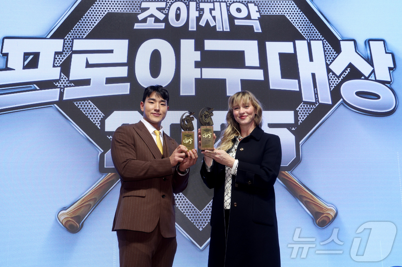 (서울=뉴스1) = 2일 오전 서울 강남구 라움아트센터에서 개최된 '2025 조아제약 프로야구 대상' 시상식에서 대상을 공동 수상한 KT 안현민과 폰세(아내 엠마 폰세 대리수상)가 …