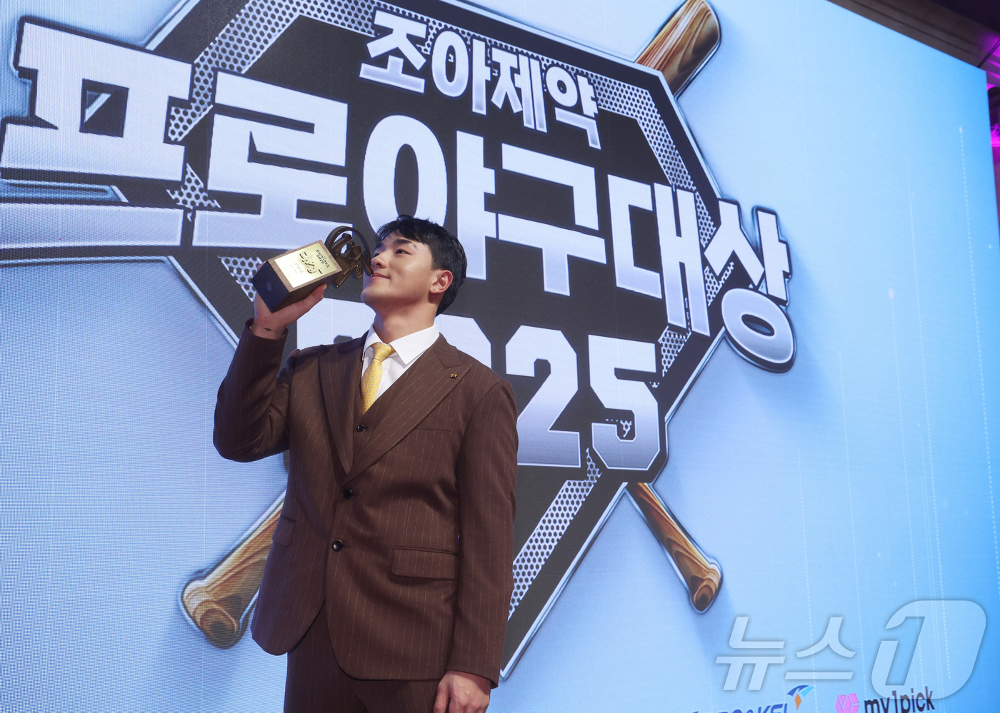 (서울=뉴스1) = 2일 오전 서울 강남구 라움아트센터에서 개최된 '2025 조아제약 프로야구 대상' 시상식에서 한화 폰세와 대상을 공동 수상한 KT 안현민이 트로피를 들고 포즈를 …
