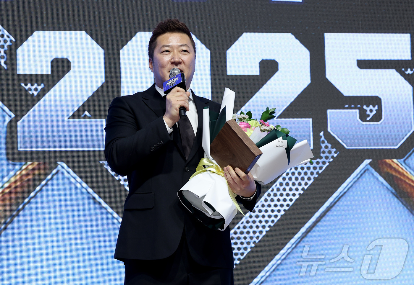 (서울=뉴스1) = 2일 오전 서울 강남구 라움아트센터에서 개최된 '2025 조아제약 프로야구 대상' 시상식에서 최형우가 기록상을 수상하고 소감을 말하고 있다.  (일간스포츠 제공 …