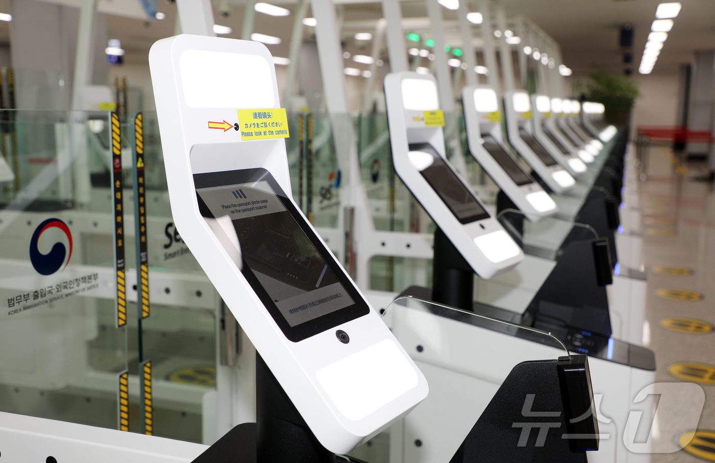 (서귀포=뉴스1) 오미란 기자 = 2일 오후 제주 서귀포시 강정동 강정크루즈여객터미널에 국내 첫 자동 출입국 심사대가 설치 돼 있다. 2025.12.2/뉴스1
