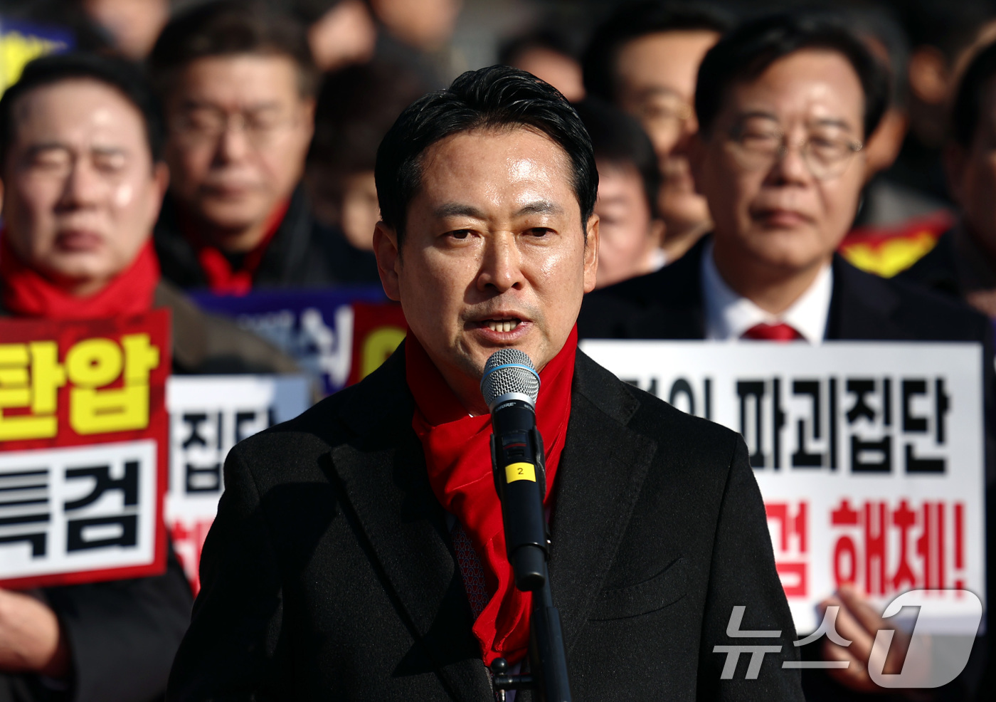 (서울=뉴스1) 구윤성 기자 = 장동혁 국민의힘 대표가 2일 오후 서초구 서울중앙지방법원 앞에서 열린 추경호 의원 구속심사 규탄대회에서 발언하고 있다. 2025.12.2/뉴스1