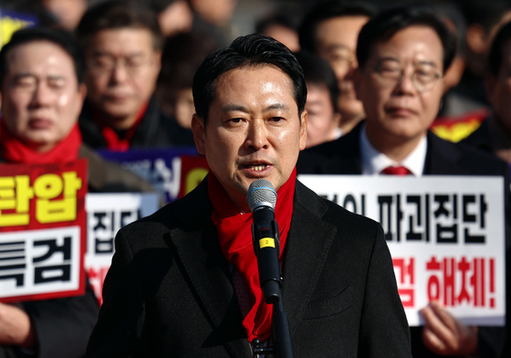 '비상계엄 1년' 더 격해진 중도 논쟁…장동혁號, 출구전략 '부심'