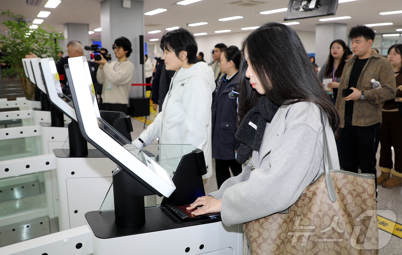 (서귀포=뉴스1) 오미란 기자 = 2일 오후 제주 서귀포시 강정동 강정크루즈여객터미널에서 크루즈 관광객들이 국내 첫 자동 출입국 심사대를 이용하고 있다. 2025.12.2/뉴스1