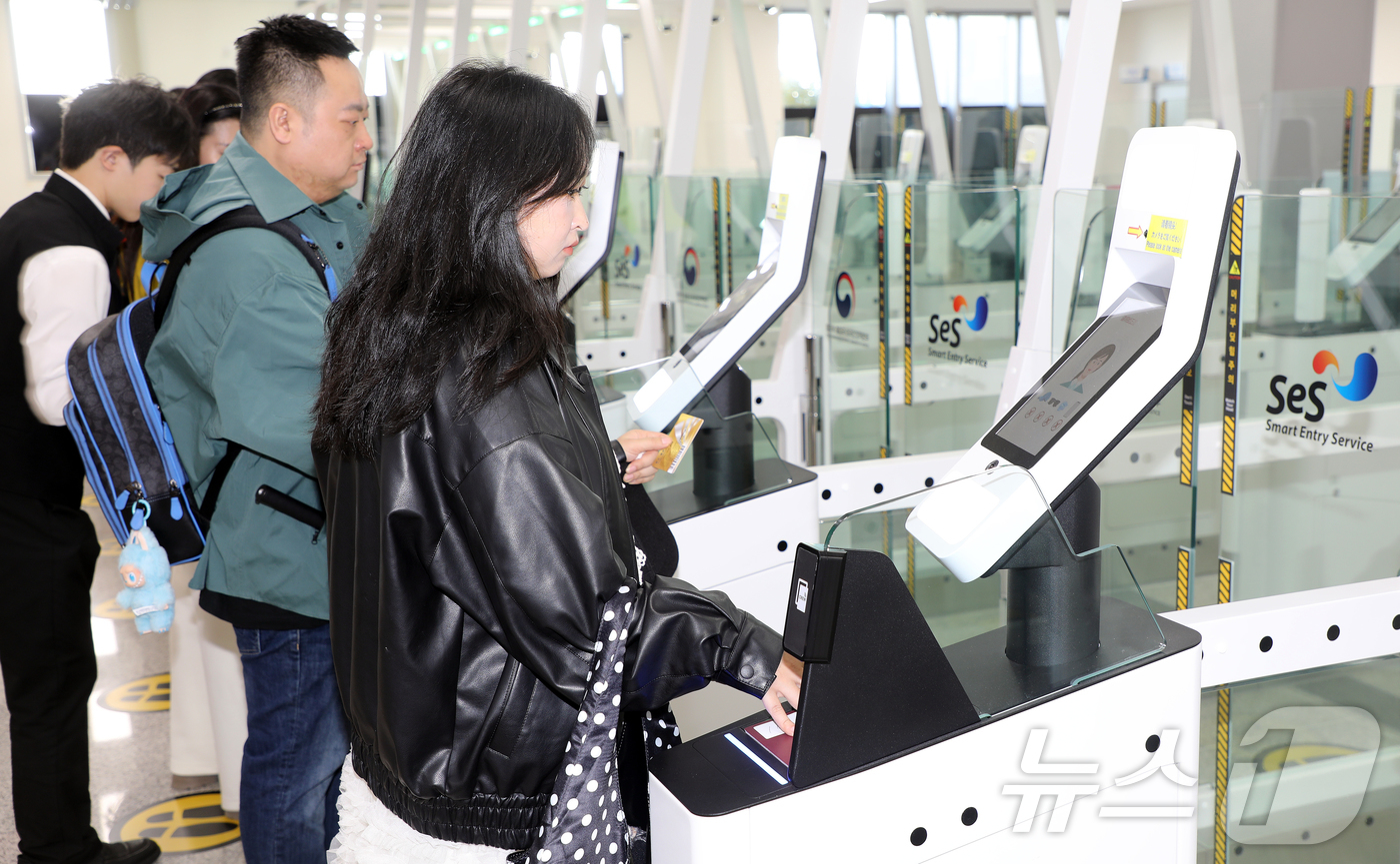 (서귀포=뉴스1) 오미란 기자 = 2일 오후 제주 서귀포시 강정동 강정크루즈여객터미널에서 크루즈 관광객들이 국내 첫 자동 출입국 심사대를 이용하고 있다. 2025.12.2/뉴스1