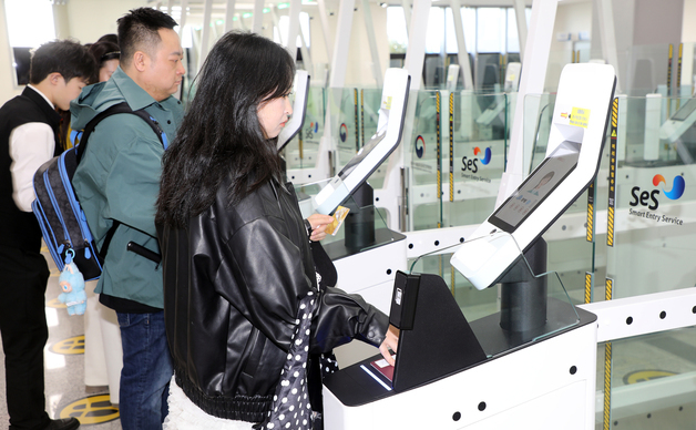 국내 첫 자동 출입국 심사대 이용하는 크루즈 관광객