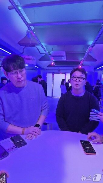 본문 이미지 - 김일호 컴투스 글로벌사업실장·이동원 PD가 서울 성수동 스테이지X 도원에서 열린 애플 韓 첫 게임 쇼케이스에서 발언하고 있다. 2025.12.2 뉴스1 ⓒ News1 김민석 기자