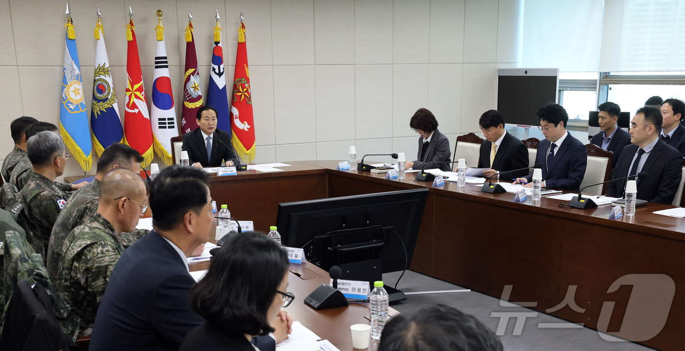 (서울=뉴스1) = 이두희 국방부 차관이 2일 오전 서울 용산구 국방부 본관 중회의실에서 개최된 '25년 국방데이터·인공지능위원회'에 참석해 모두발언을 하고 있다. (국방부 제공. …