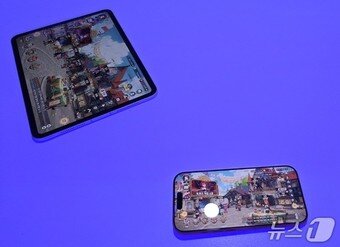 본문 이미지 - 서울 성수동 스테이지X 도원에서 열린 애플 韓 첫 게임 쇼케이스. 세븐나이츠 리버스가 아이폰 17 프로로 구동되고 있다. 2025.12.2 뉴스1 ⓒ News1 김민석 기자