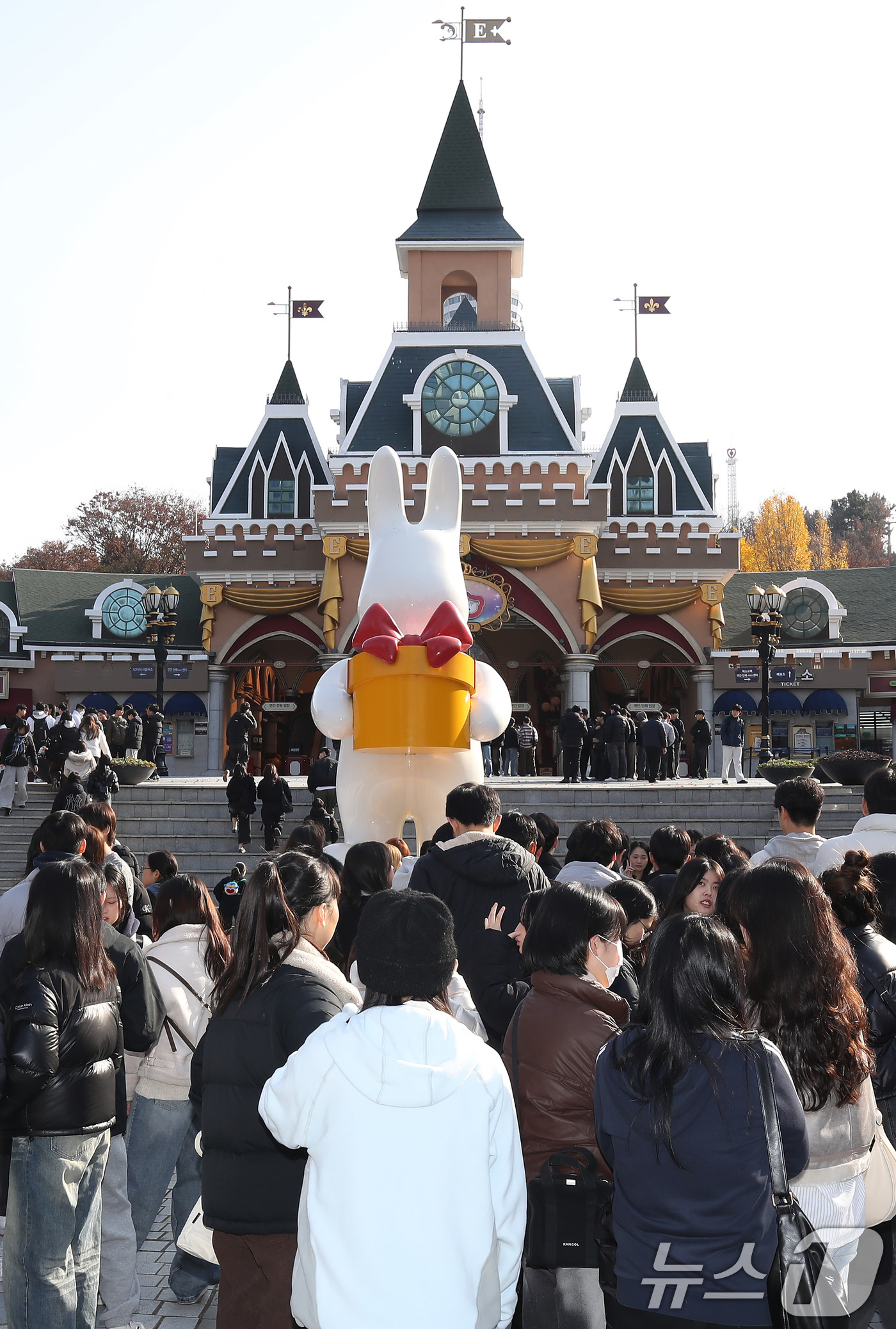 (대구=뉴스1) 공정식 기자 = 2026학년도 대학수학능력시험 치른 대구의 한 고교 3학년 수험생들이 2일 오전 대구 달서구 테마파크 이월드 앞에서 개장 전 줄지어 단체 입장을 기 …