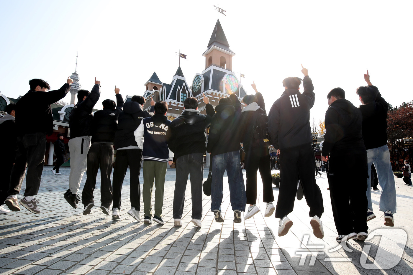 (대구=뉴스1) 공정식 기자 = 2026학년도 대학수학능력시험 치른 대구의 한 고교 3학년 수험생들이 2일 오전 대구 달서구 테마파크 이월드 앞에서 개장 전 단체 입장을 기다리던 …