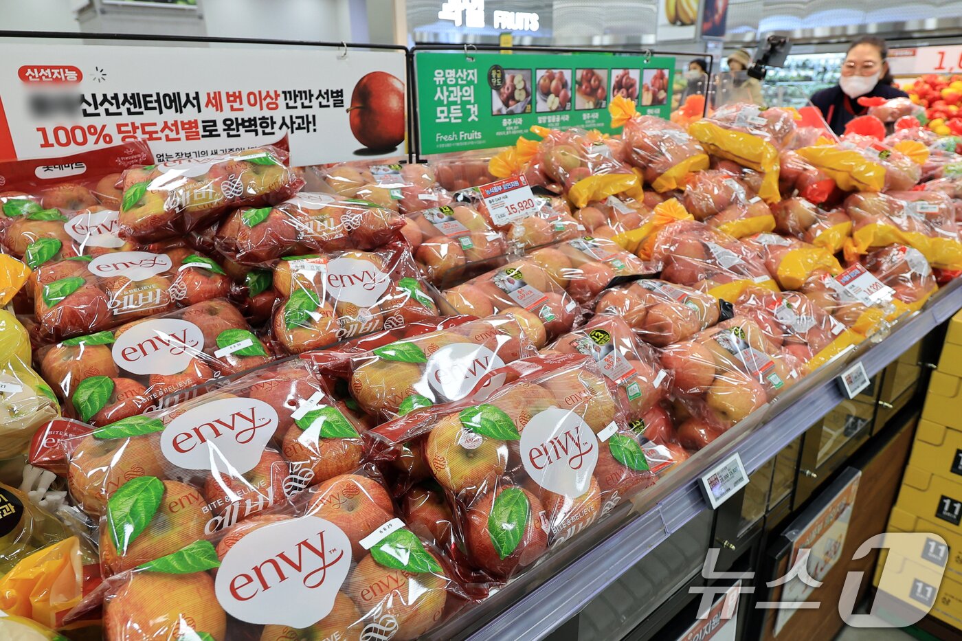 본문 이미지 - 서울의 한 마트에 사과가 진열돼 있다. 2025.12.2/뉴스1 ⓒ News1 이호윤 기자