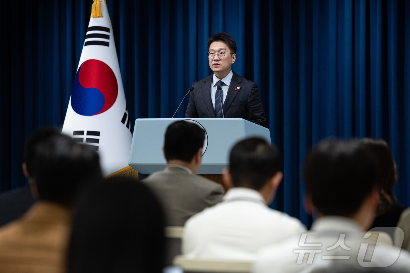 (서울=뉴스1) 이재명 기자 = 김남준 대통령실 대변인이 2일 서울 용산 대통령실 청사에서 국무회의 결과 관련 브리핑을 하고 있다. 2025.12.2/뉴스1