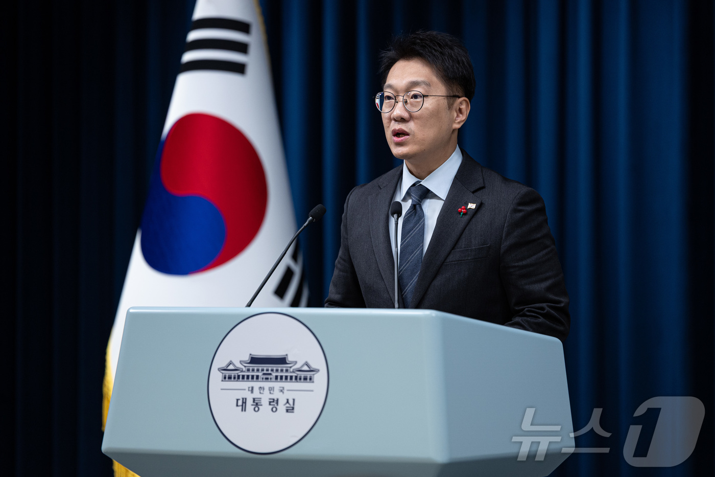 (서울=뉴스1) 이재명 기자 = 김남준 대통령실 대변인이 2일 서울 용산 대통령실 청사에서 국무회의 결과 관련 브리핑을 하고 있다. 2025.12.2/뉴스1