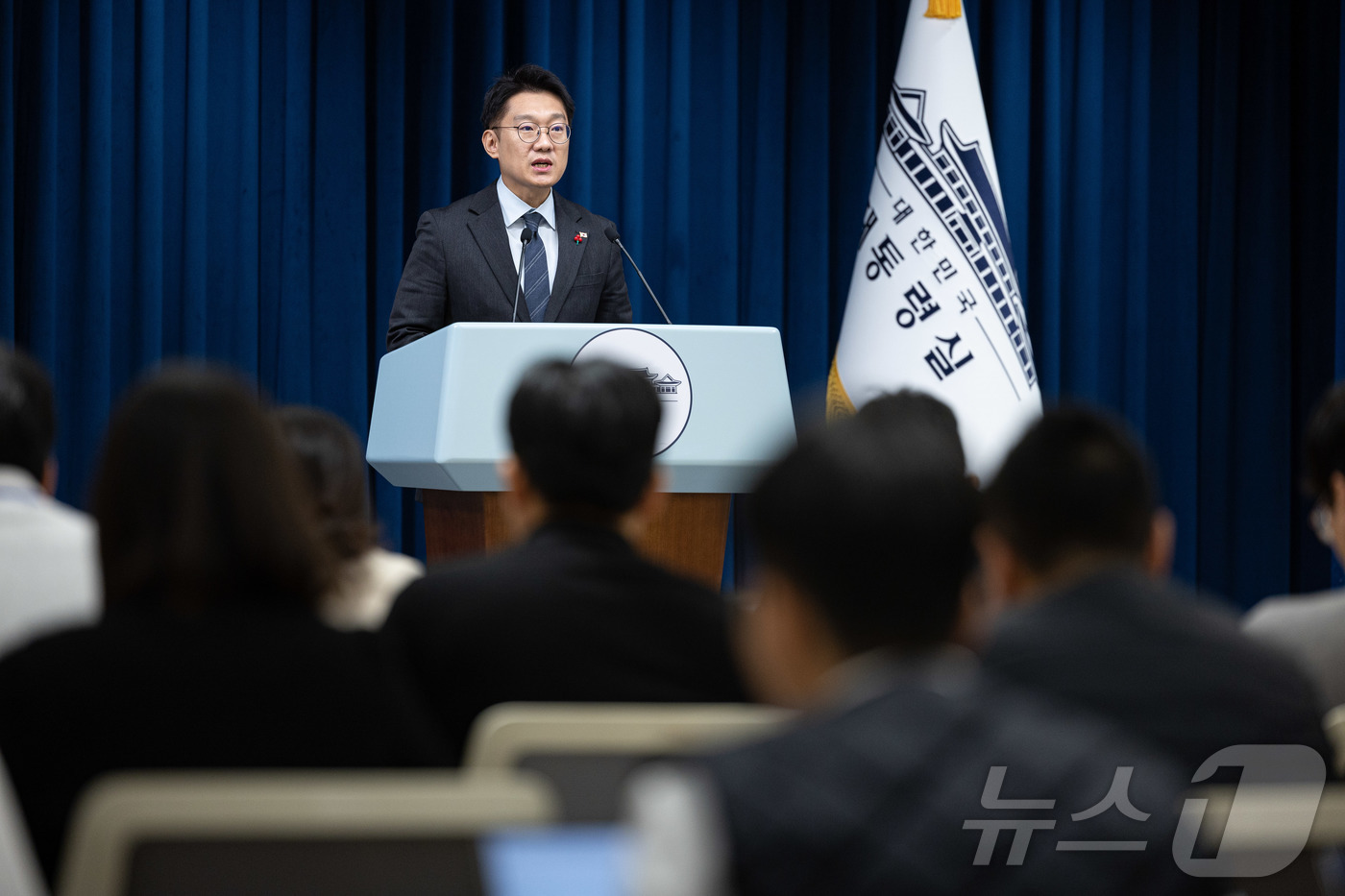 (서울=뉴스1) 이재명 기자 = 김남준 대통령실 대변인이 2일 서울 용산 대통령실 청사에서 국무회의 결과 관련 브리핑을 하고 있다. 2025.12.2/뉴스1