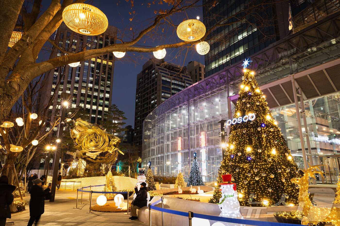 본문 이미지 - 서울 강남구 포스코센터의 내·외부 경관 조명&#40;포스코그룹 제공&#41; 2025.12.2/뉴스1 