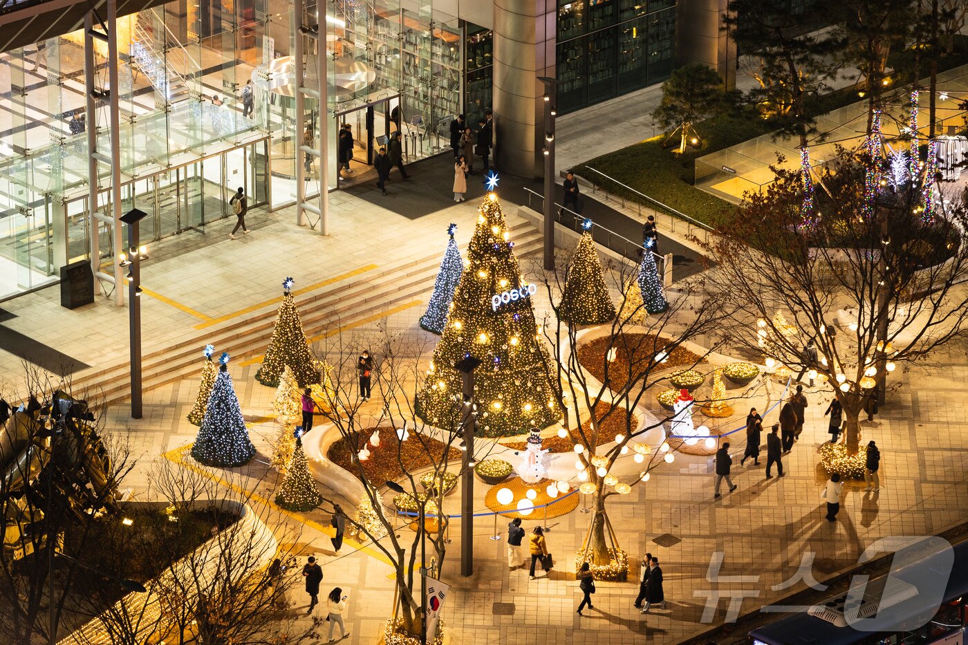 본문 이미지 - 서울 강남구 포스코센터의 내·외부 경관 조명&#40;포스코그룹 제공&#41; 2025.12.2/뉴스1