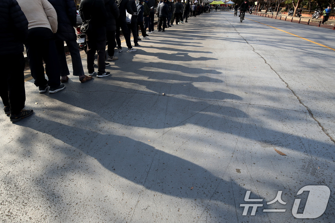 (대구=뉴스1) 공정식 기자 = 초겨울 추위가 찾아온 2일 오전 대구 달서구 두류공원 사랑해밥차 무료급식소에 점심 배식을 기다리는 줄이 길게 늘어져 있다. 2025.12.2/뉴스1 …