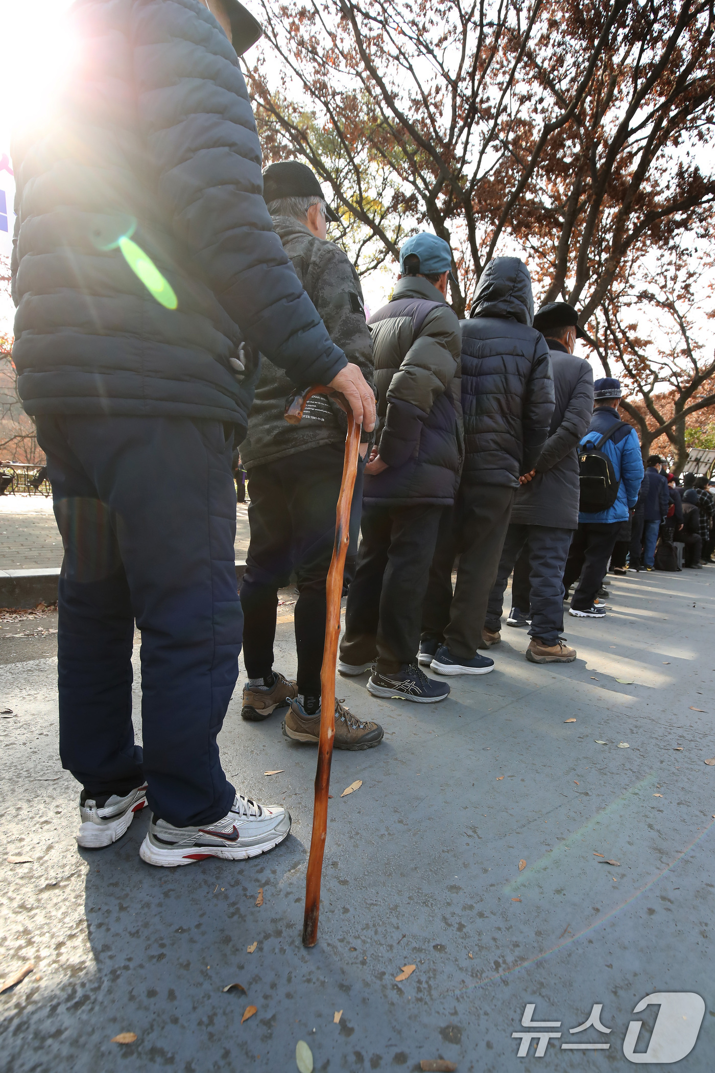 (대구=뉴스1) 공정식 기자 = 초겨울 추위가 찾아온 2일 오전 대구 달서구 두류공원 사랑해밥차 무료급식소에 점심 배식을 기다리는 줄이 길게 늘어져 있다. 2025.12.2/뉴스1 …
