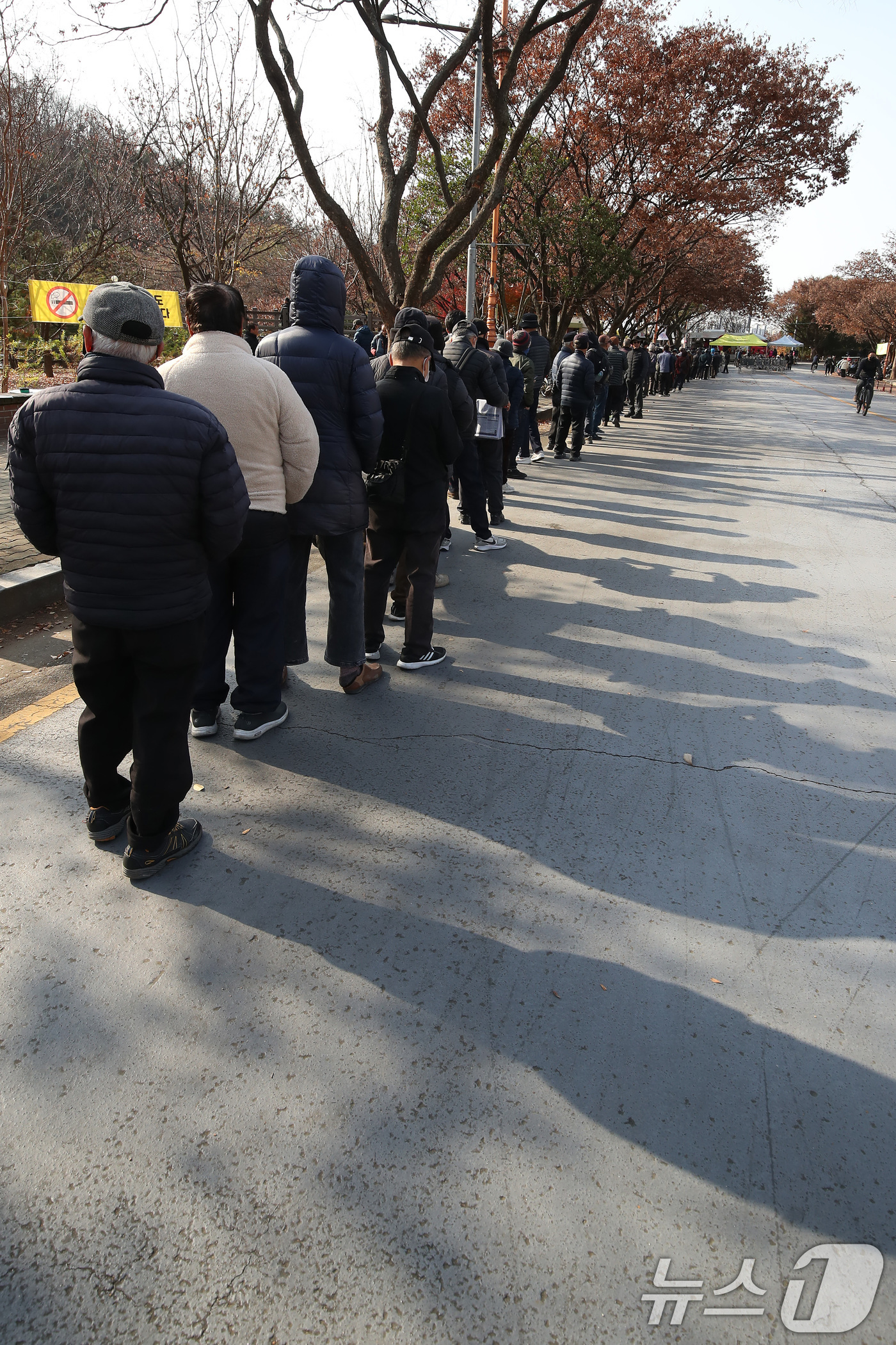 (대구=뉴스1) 공정식 기자 = 초겨울 추위가 찾아온 2일 오전 대구 달서구 두류공원 사랑해밥차 무료급식소에 점심 배식을 기다리는 줄이 길게 늘어져 있다. 2025.12.2/뉴스1 …