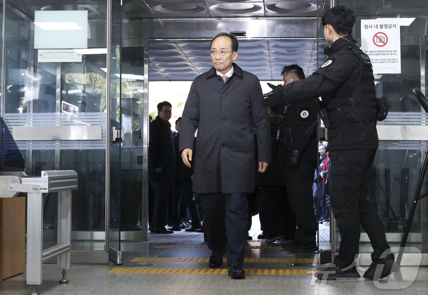 본문 이미지 - 계엄 해제 표결 방해 혐의을 받는 추경호 전 국민의힘 원내대표가 2일 오후 서울 서초구 서울중앙지법에서 열린 영장실질심사(구속 전 피의자 심문)에 출석하고 있다. (공동취재) 2025.12.2/뉴스1 ⓒ News1 오대일 기자