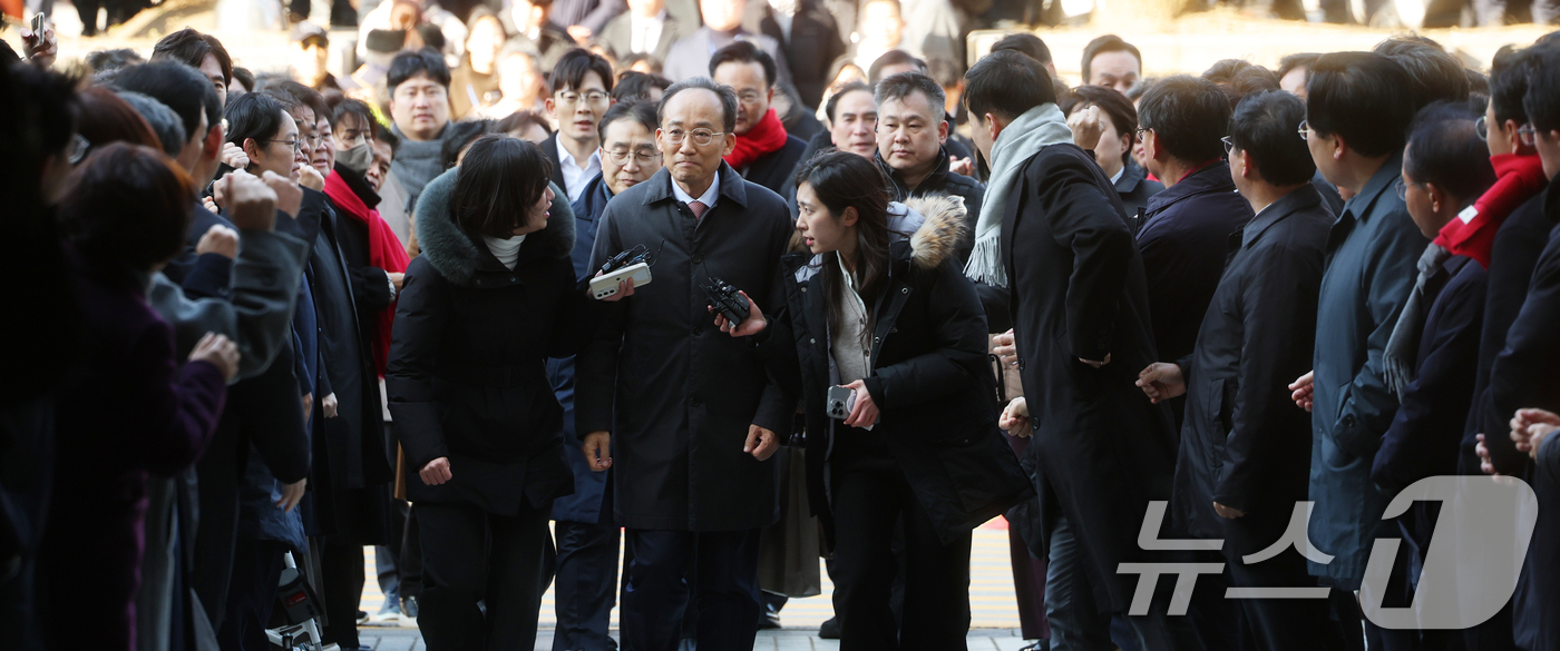 (서울=뉴스1) 오대일 기자 = 12·3 비상계엄 해제 요구안 표결 방해 의혹을 받는 추경호 국민의힘 의원이 2일 오후 서울 서초구 서울중앙지법에서 열린 구속 전 피의자 심문(영장 …