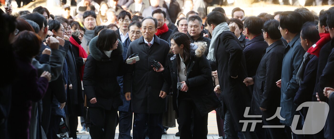 본문 이미지 - 12·3 비상계엄 해제 요구안 표결 방해 의혹을 받는 추경호 국민의힘 의원이 2일 오후 서울 서초구 서울중앙지법에서 열린 구속 전 피의자 심문(영장실질심사)에 출석하고 있다.  2025.12.2/뉴스1 ⓒ News1 오대일 기자