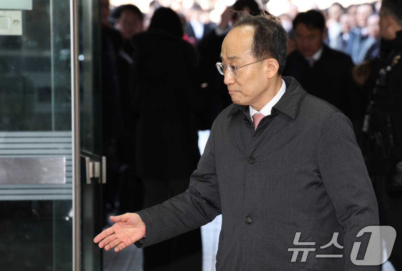 (서울=뉴스1) 오대일 기자 = 12·3 비상계엄 해제 요구안 표결 방해 의혹을 받는 추경호 국민의힘 의원이 2일 오후 서울 서초구 서울중앙지법에서 열린 구속 전 피의자 심문(영장 …