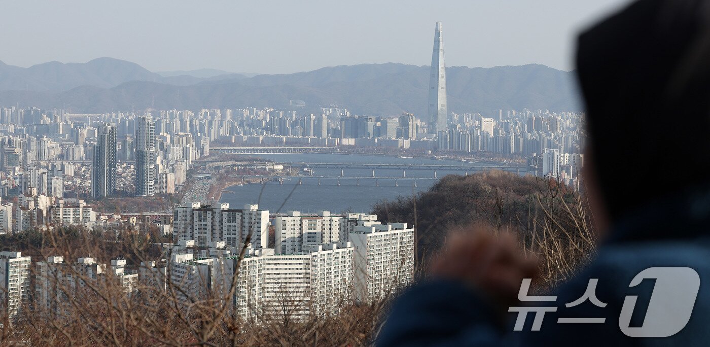 본문 이미지 - 서울 남산에서 바라본 아파트 단지 모습. 2025.12.2/뉴스1 ⓒ News1 박지혜 기자