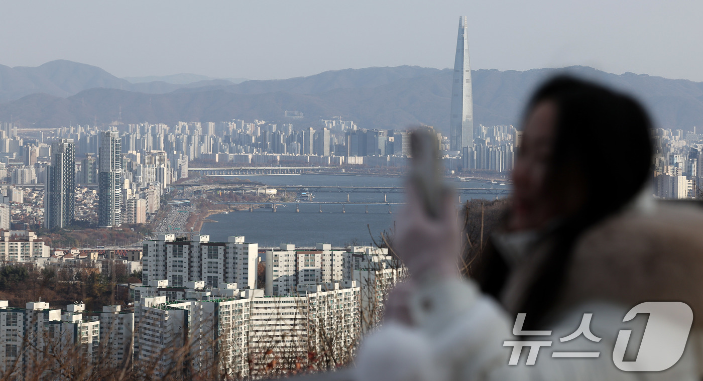 (서울=뉴스1) 박지혜 기자 = 한 달 새 서울 아파트 시가총액이 14조 원 이상 증가하며 상승세를 이어갔다. 증가율은 다소 둔화했지만, 전문가들은 서울 아파트 가격 상승세와 공급 …