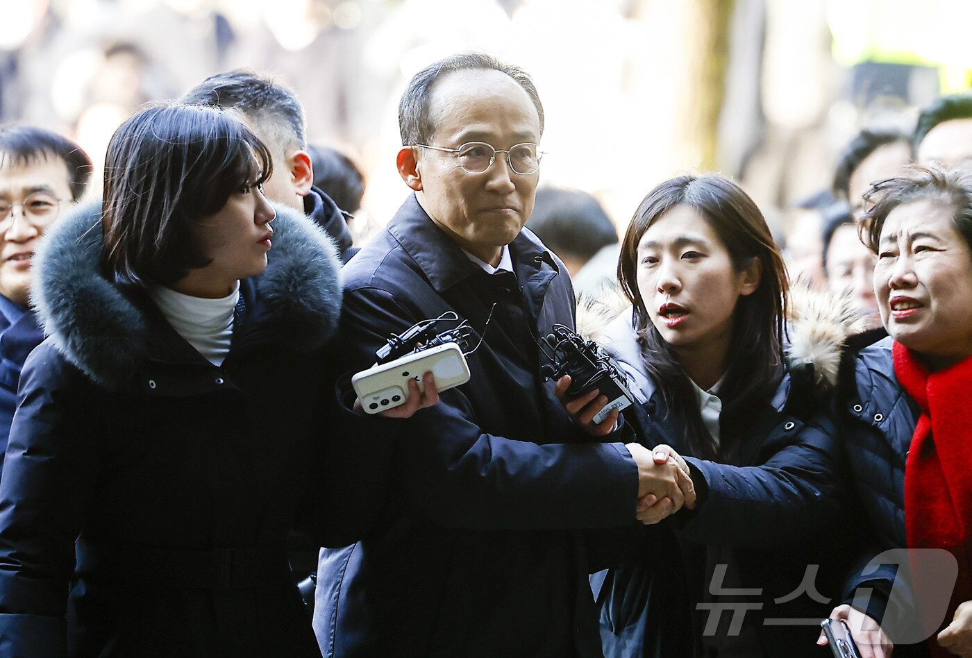 본문 이미지 - 국회의 12·3 비상계엄 해제 의결 방해 의혹을 받는 추경호 전 국민의힘 원내대표가 2일 서울 서초구 서울중앙지방법원에서 열린 영장실질심사에 출석하고 있다. (공동취재) 2025.12.2/뉴스1 ⓒ News1 오대일 기자