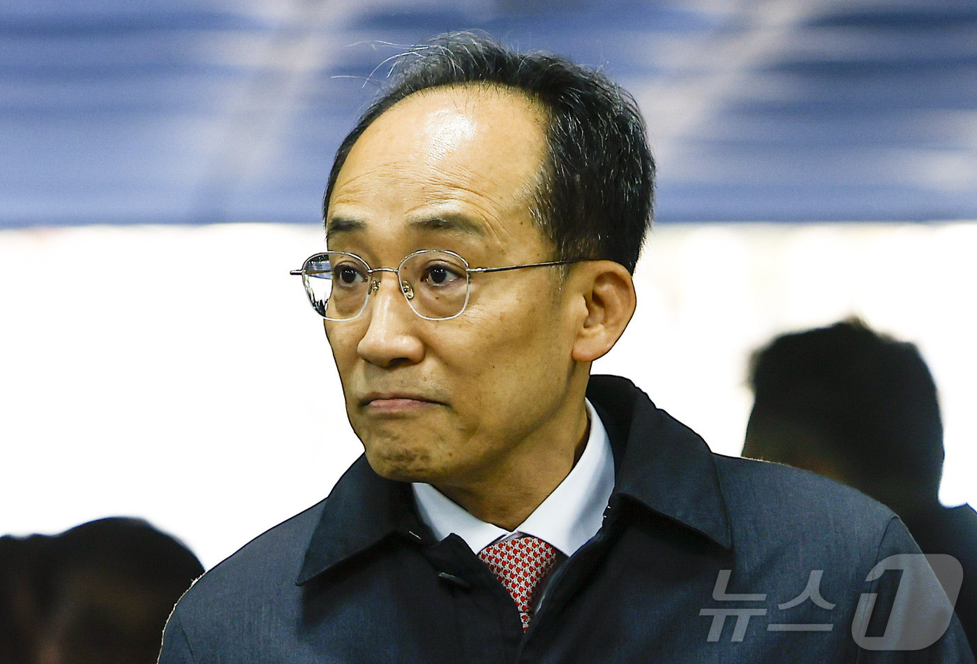 (서울=뉴스1) 오대일 기자 = 국회의 12·3 비상계엄 해제 의결 방해 의혹을 받는 추경호 전 국민의힘 원내대표가 2일 서울 서초구 서울중앙지방법원에서 열린 영장실질심사에 출석하 …