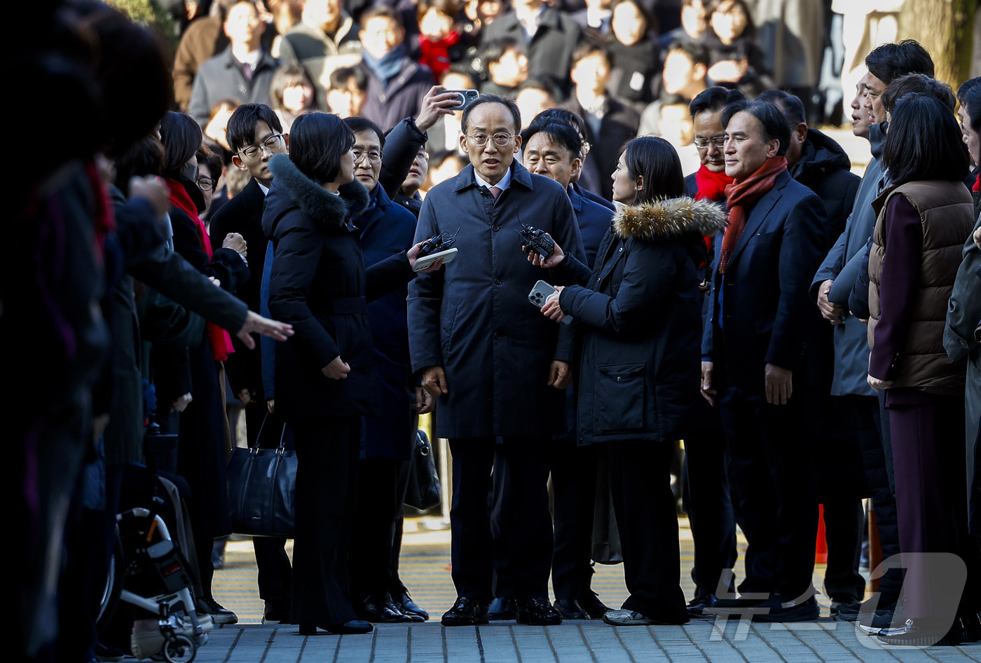 (서울=뉴스1) 오대일 기자 = 국회의 12·3 비상계엄 해제 의결 방해 의혹을 받는 추경호 전 국민의힘 원내대표가 2일 서울 서초구 서울중앙지방법원에서 열린 영장실질심사에 출석하 …