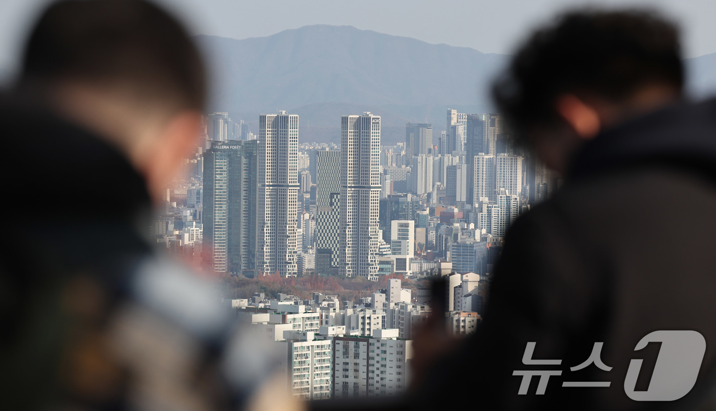 (서울=뉴스1) 박지혜 기자 = 한 달 새 서울 아파트 시가총액이 14조 원 이상 증가하며 상승세를 이어갔다. 증가율은 다소 둔화했지만, 전문가들은 서울 아파트 가격 상승세와 공급 …