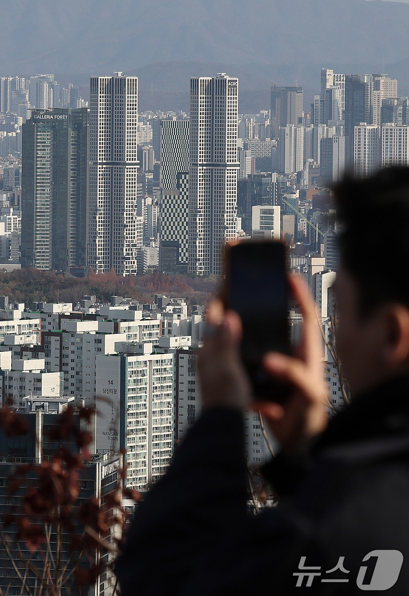 (서울=뉴스1) 박지혜 기자 = 한 달 새 서울 아파트 시가총액이 14조 원 이상 증가하며 상승세를 이어갔다. 증가율은 다소 둔화했지만, 전문가들은 서울 아파트 가격 상승세와 공급 …