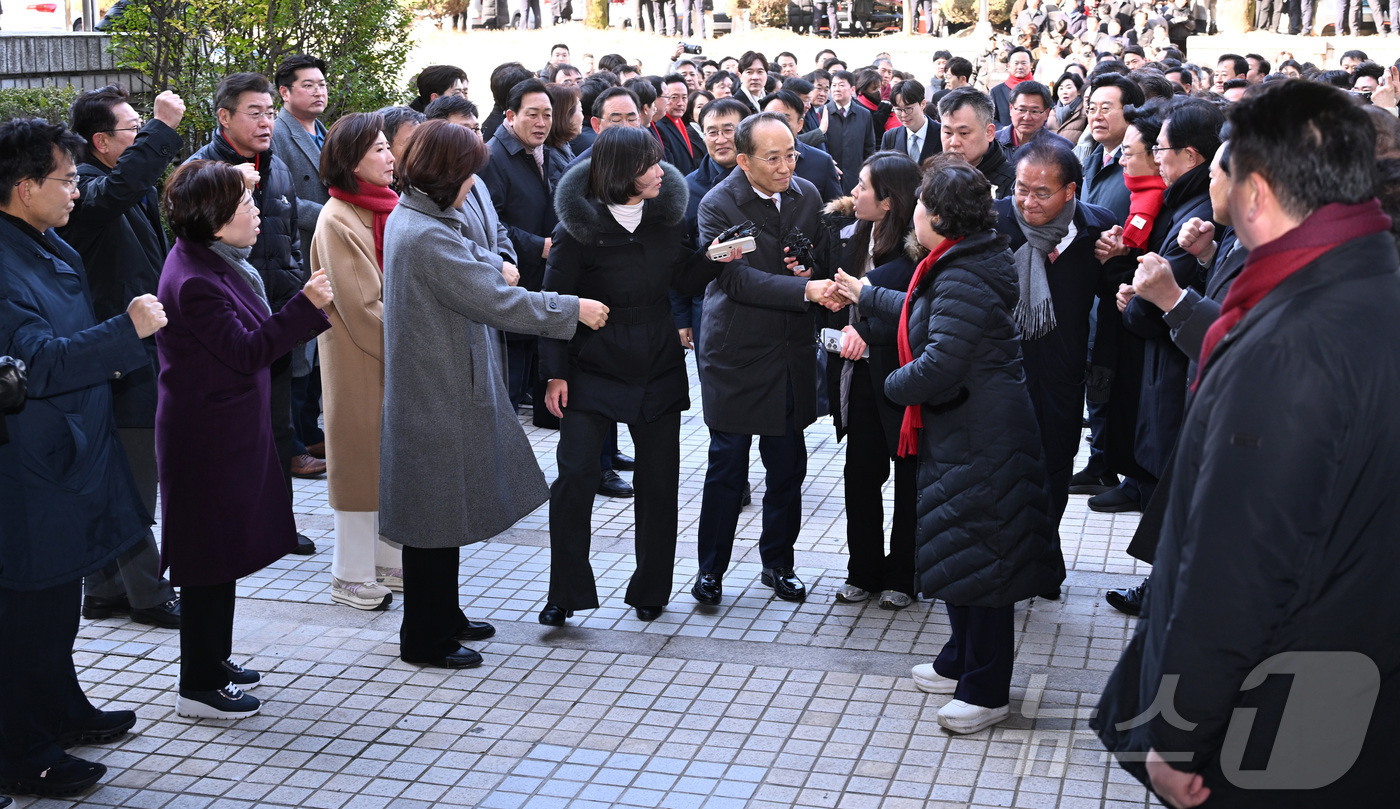 (서울=뉴스1) 오대일 기자 = 추경호 국민의힘 의원이 2일 서울 서초구 서울중앙지방법원에서 열린 구속 전 피의자 심문(영장실질심사)에 출석하며 국민의힘 의원들의 응원을 받고 있다 …