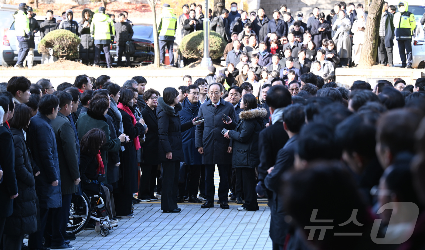 (서울=뉴스1) 오대일 기자 = 추경호 국민의힘 의원이 2일 서울 서초구 서울중앙지방법원에서 열린 구속 전 피의자 심문(영장실질심사)에 출석하며 입장을 밝히고 있다. (공동취재) …