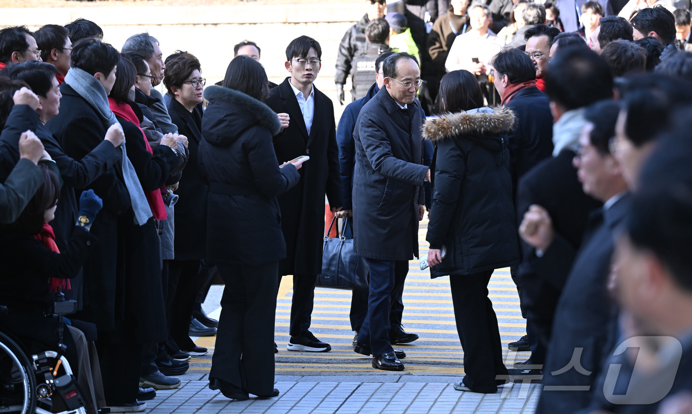 (서울=뉴스1) 오대일 기자 = 추경호 국민의힘 의원이 2일 서울 서초구 서울중앙지방법원에서 열린 구속 전 피의자 심문(영장실질심사)에 출석하며 국민의힘 의원들의 응원을 받고 있다 …