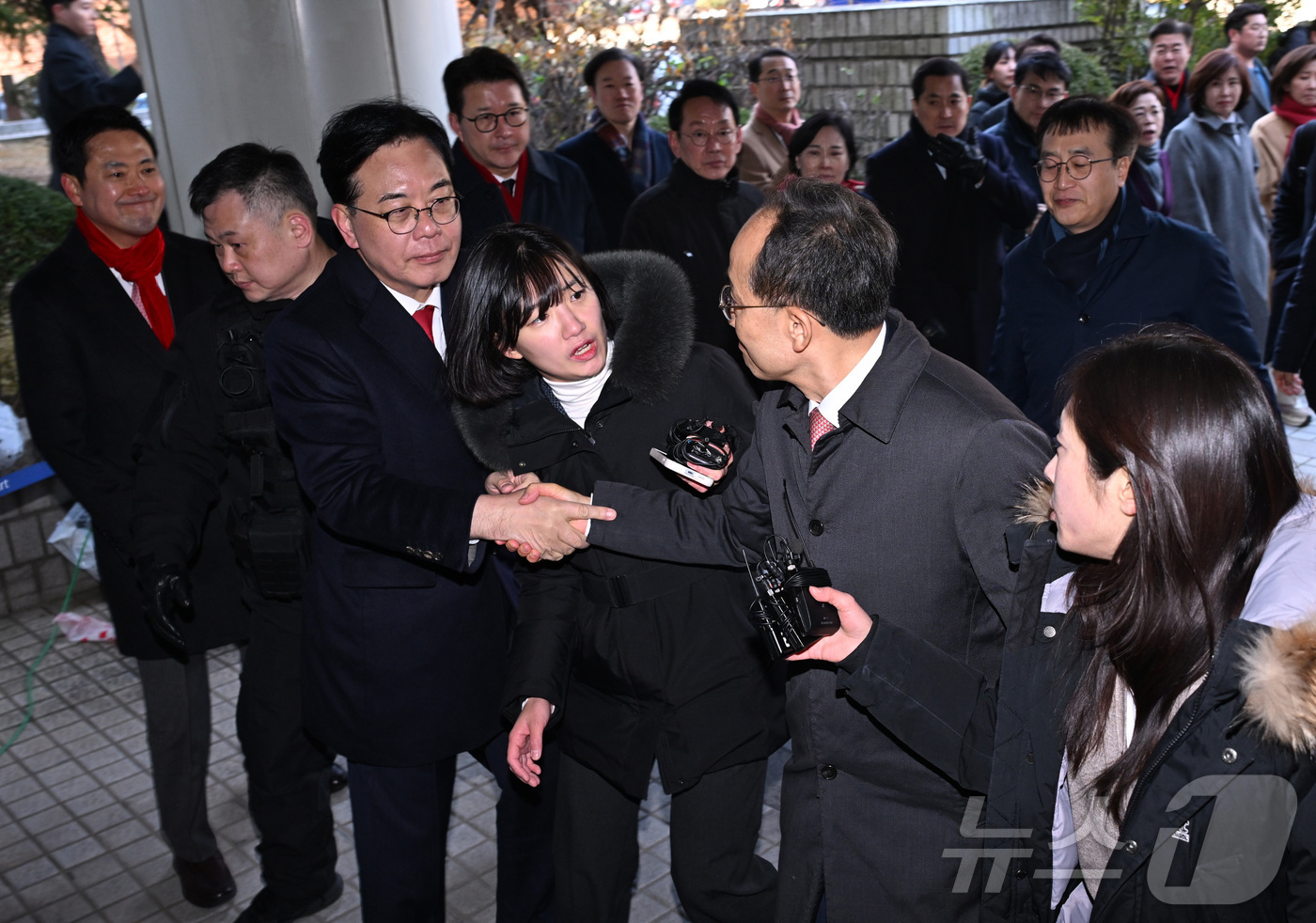 (서울=뉴스1) 오대일 기자 = 추경호 국민의힘 의원이 2일 서울 서초구 서울중앙지방법원에서 열린 구속 전 피의자 심문(영장실질심사)에 출석하며 송언석 국민의힘 원내대표의 응원을 …