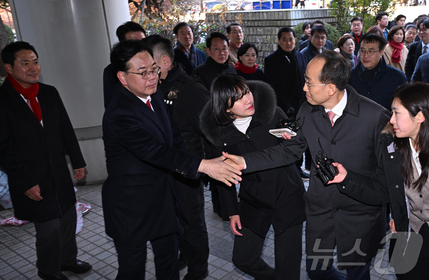 (서울=뉴스1) 오대일 기자 = 추경호 국민의힘 의원이 2일 서울 서초구 서울중앙지방법원에서 열린 구속 전 피의자 심문(영장실질심사)에 출석하며 송언석 국민의힘 원내대표의 응원을 …