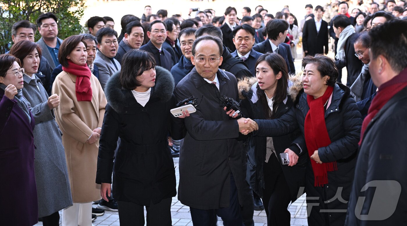 본문 이미지 - 추경호 국민의힘 의원이 2일 서울 서초구 서울중앙지방법원에서 열린 구속 전 피의자 심문(영장실질심사)에 출석하며 국민의힘 의원들의 응원을 받고 있다. (공동취재) 2025.12.2/뉴스1 ⓒ News1 오대일 기자