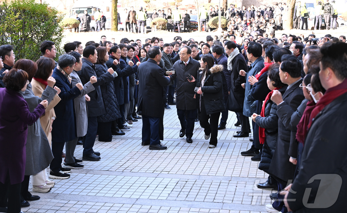 (서울=뉴스1) 오대일 기자 = 추경호 국민의힘 의원이 2일 서울 서초구 서울중앙지방법원에서 열린 구속 전 피의자 심문(영장실질심사)에 출석하며 국민의힘 의원들의 응원을 받고 있다 …