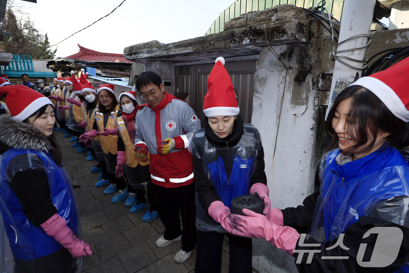 (서울=뉴스1) 박정호 기자 = 고려아연 임직원들과 대한적십자사 봉사원들이 2일 오후 서울 노원구 상계동 일대에서 취약계층에게 전달할 연탄을 나르고 있다.이날 진행된 사랑의 연탄 …
