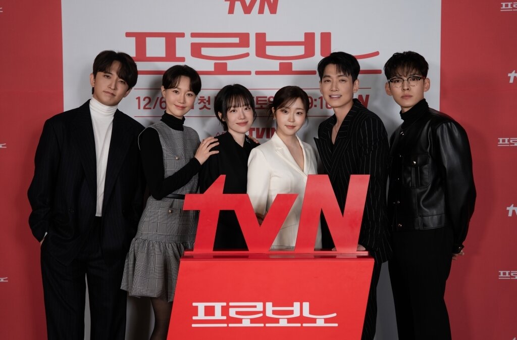 본문 이미지 - (왼쪽부터) 배우 윤나무, 이유영, 소주연, 서혜원, 정경호, 강형석/ 사진제공=tvN