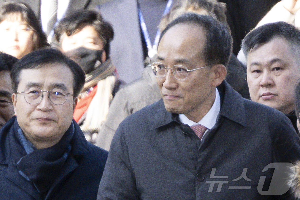 (서울=뉴스1) 오대일 기자 = 계엄 해제 표결 방해 혐의를 받는 추경호 국민의힘 전 원내대표가 2일 서울 서초구 서울중앙지방법원에서 열린 구속 전 피의자심문(영장실질심사)에 국민 …