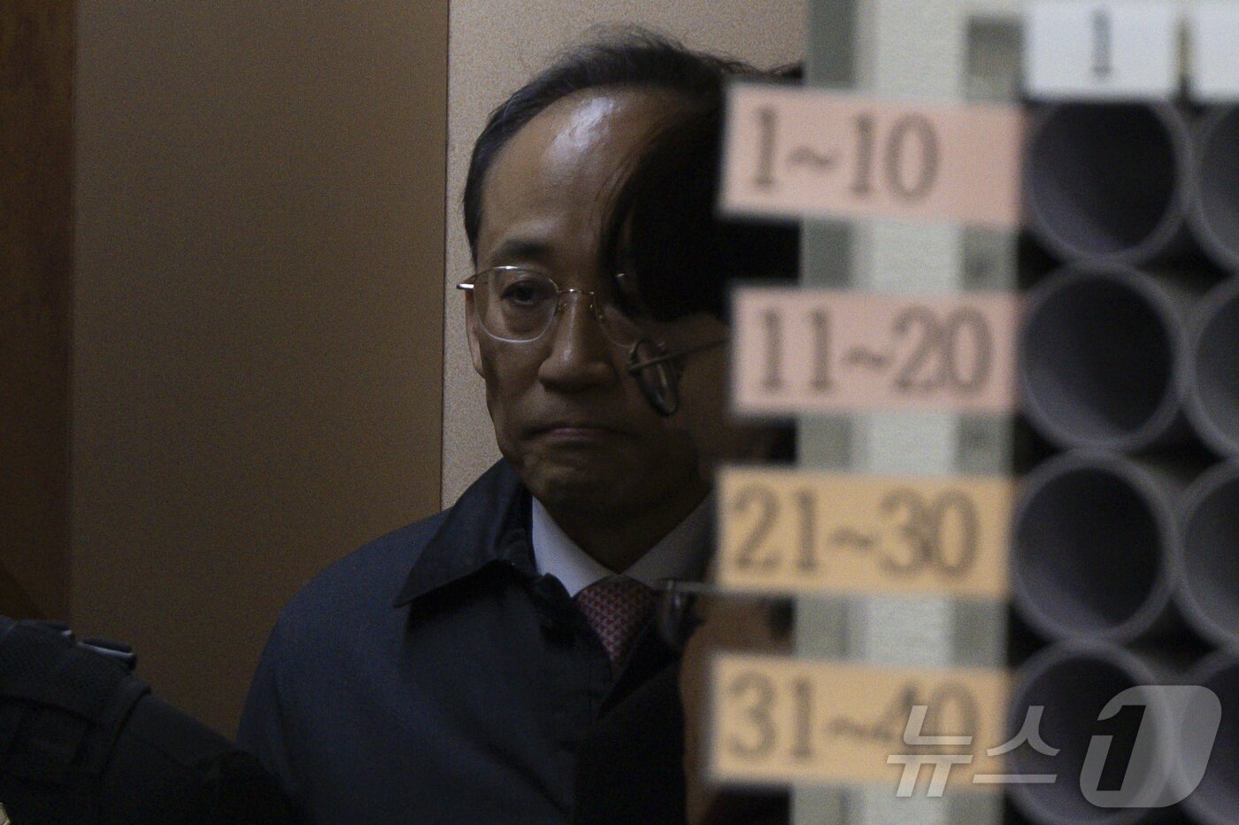 본문 이미지 - 계엄 해제 표결 방해 혐의를 받는 추경호 국민의힘 전 원내대표가 2일 서울 서초구 서울중앙지방법원에서 열린 구속 전 피의자심문(영장실질심사)에 출석하고 있다. (공동취재) 2025.12.2/뉴스1 ⓒ News1 오대일 기자