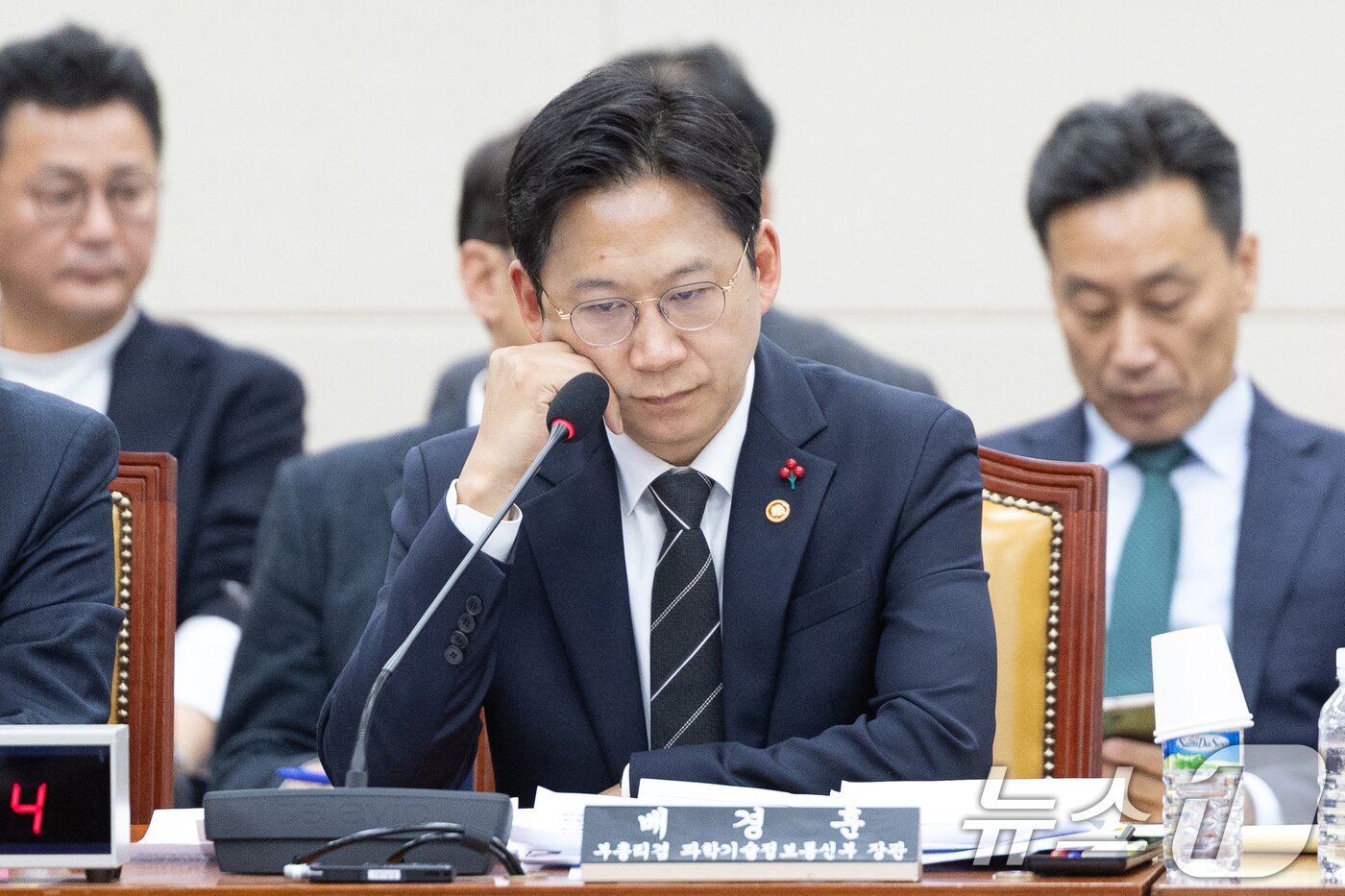 본문 이미지 - 배경훈 과학기술정보통신부 장관이 2일 서울 여의도 국회에서 열린 제429회국회(정기회) 과학기술정보방송통신위원회 제18차 전체회의에 출석해 생각에 잠겨있다. 2025.12.2/뉴스1 ⓒ News1 이승배 기자